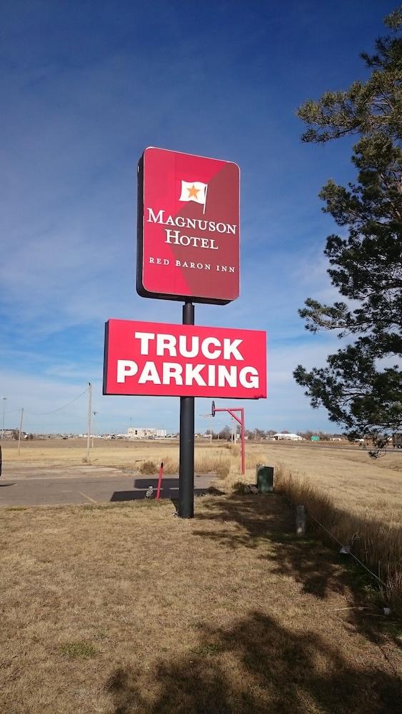 Magnuson Hotel Red Baron Garden City Exterior foto