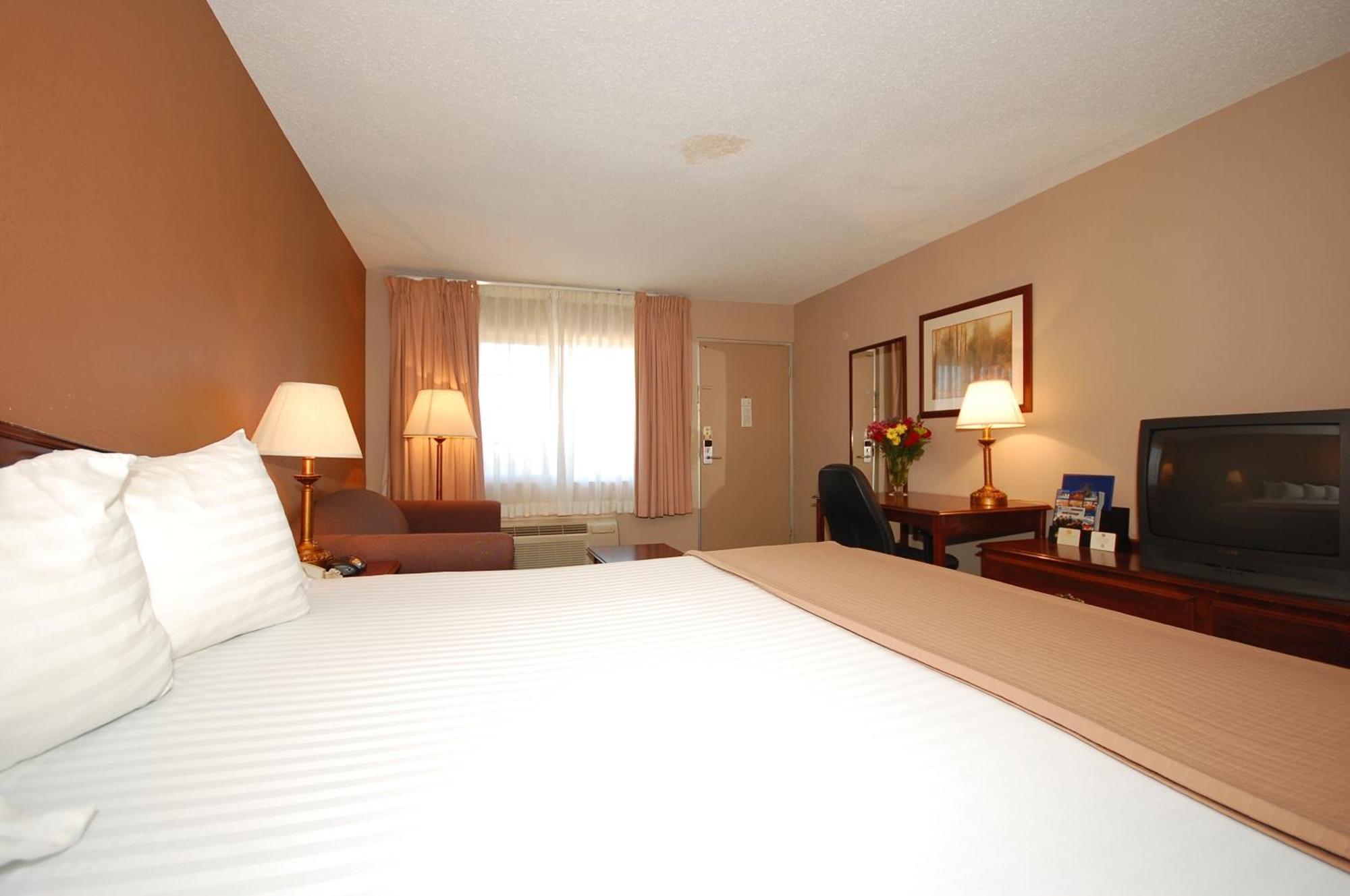 Magnuson Hotel Red Baron Garden City Exterior foto