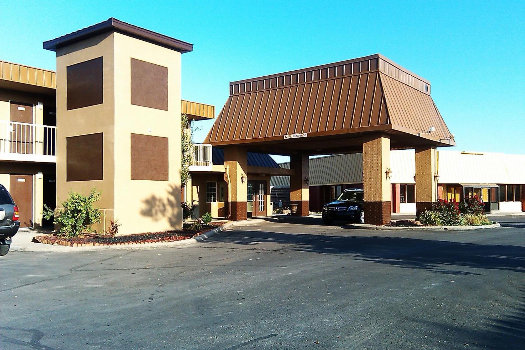 Magnuson Hotel Red Baron Garden City Exterior foto